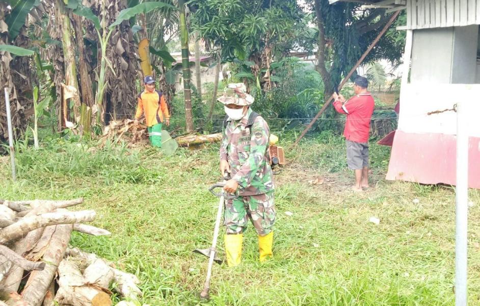 Budayakan Hidup Bersih Guna Cegah Covid 19 Babinsa Ajak Warga Bersihkan Lingkungan 