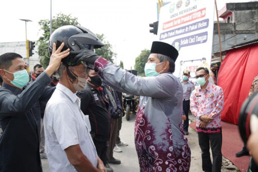 Bupati dan Kapolres Siak Launching Kawasan Wajib Helm dan Masker di Jalan Raya Perawang