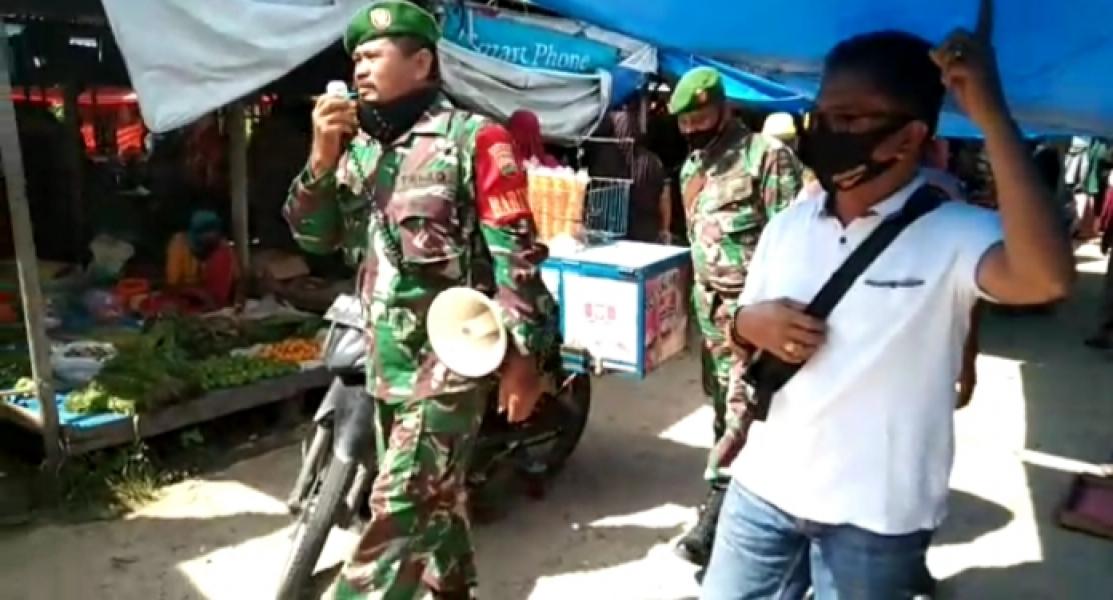 Cegah Covid-19, Babinsa Koramil 05/Kampar Kiri Gelar Penegakan Disiplin Protokol Kesehatan di Pasar Tradisional