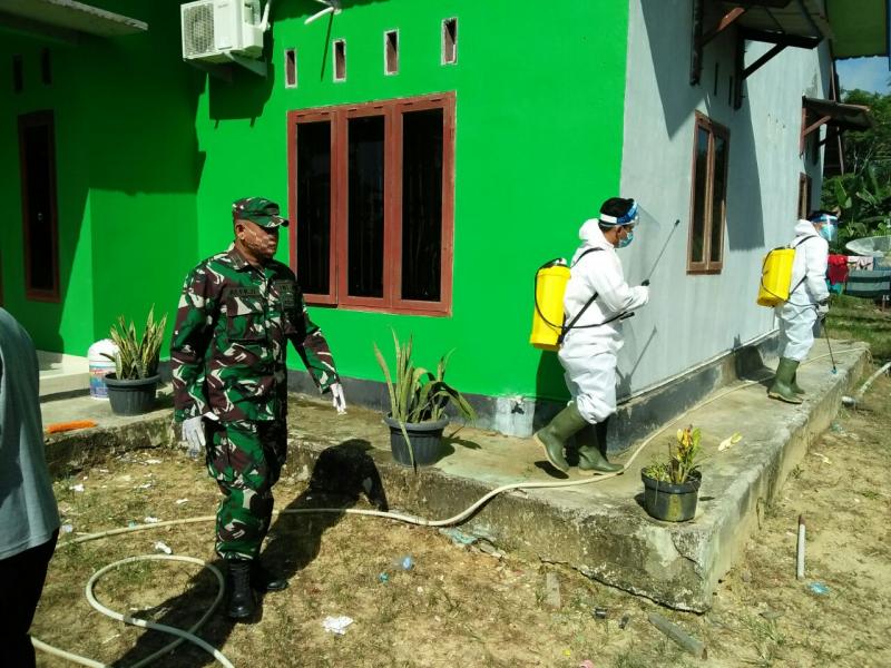 Cegah Virus Corona, Babinsa Koramil 04/Pkl Kuras Lanjutkan Penyemprotan Disinfektan