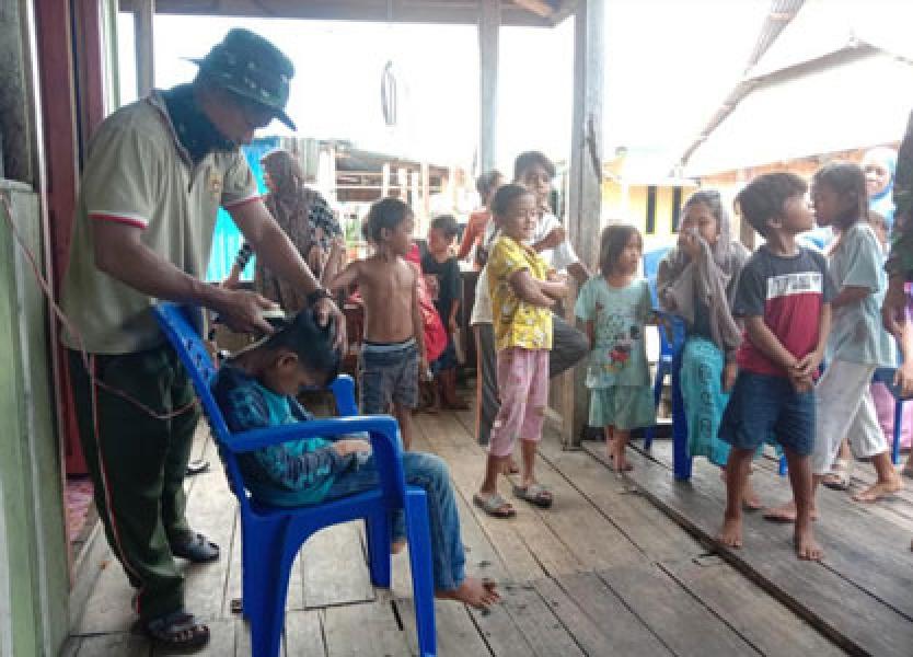 Cukur Ala Tentara, Trend Anak Bajo di Tengah TMMD 108