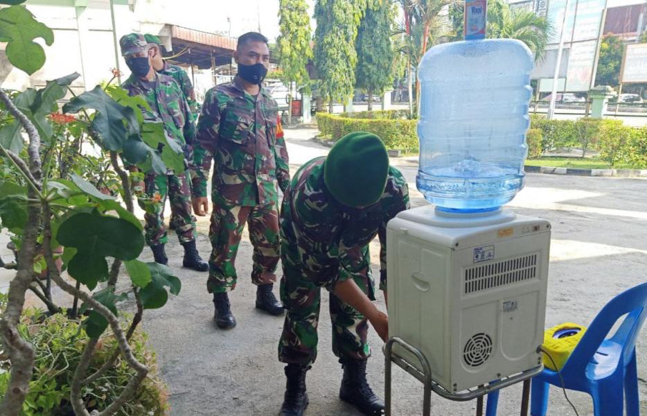 Danramil 07/Kampar Perintahkan Seluruh Anggota Wajib Cuci Tangan Sebelum Masuk Kantor