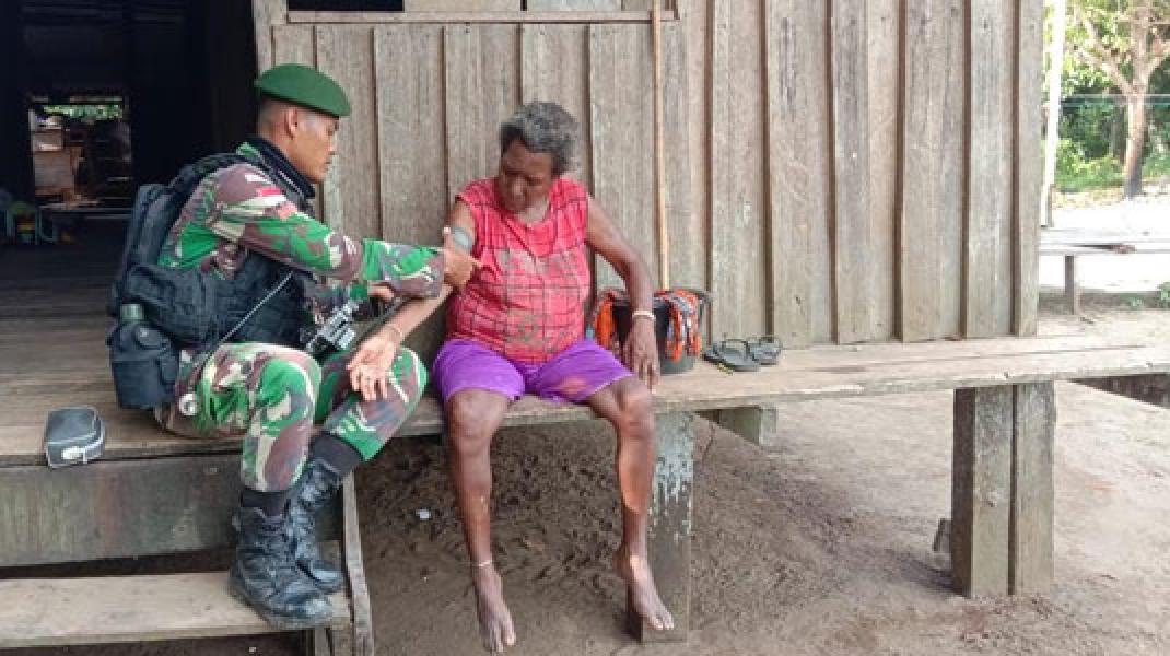 Demi Kesehatan Warga, Prajurit Yonif 754 Datangi Kampung Rimer Sary