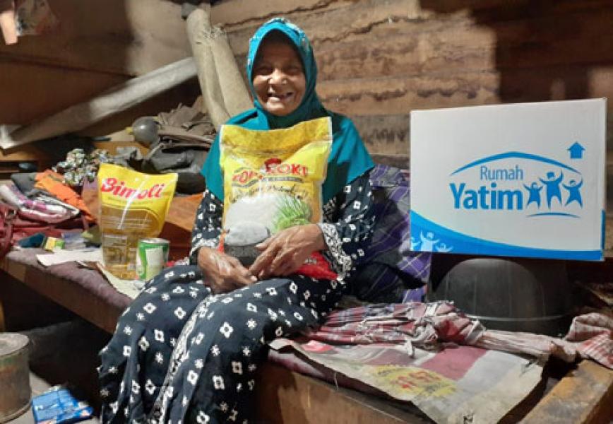 Demi Mencukupi Kebutuhan, Lansia Ini Harus Berjalan Kaki Sejauh 10 Kilometer