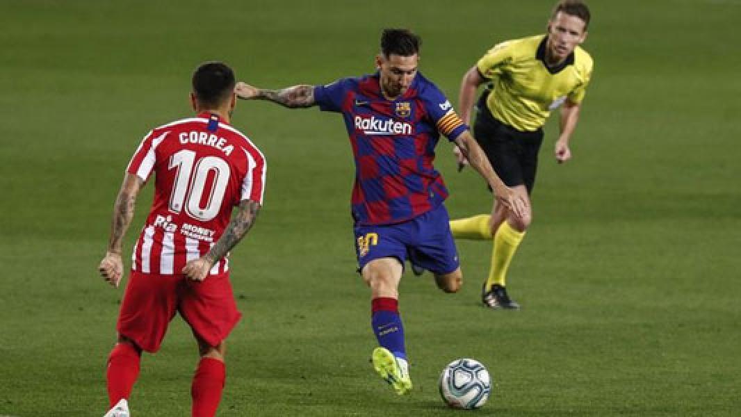 Diwarnai Tiga Penalti, Barcelona Imbang 2-2 Lawan Atletico