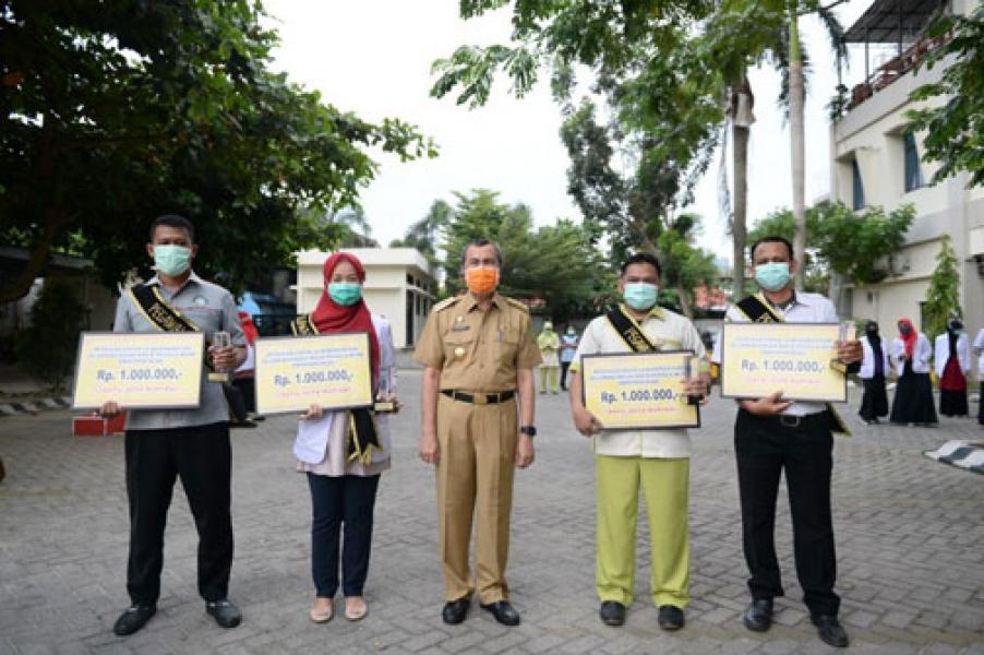 Gubri Berikan Penghargaan Kepada Empat Tim Medis Berprestasi di RSUD Petala Bumi