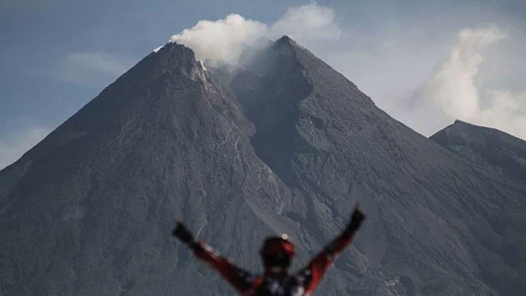 Gunung Merapi Menggembung, Ahli Vulkanologi: Tetap Tenang dan Jangan Panik