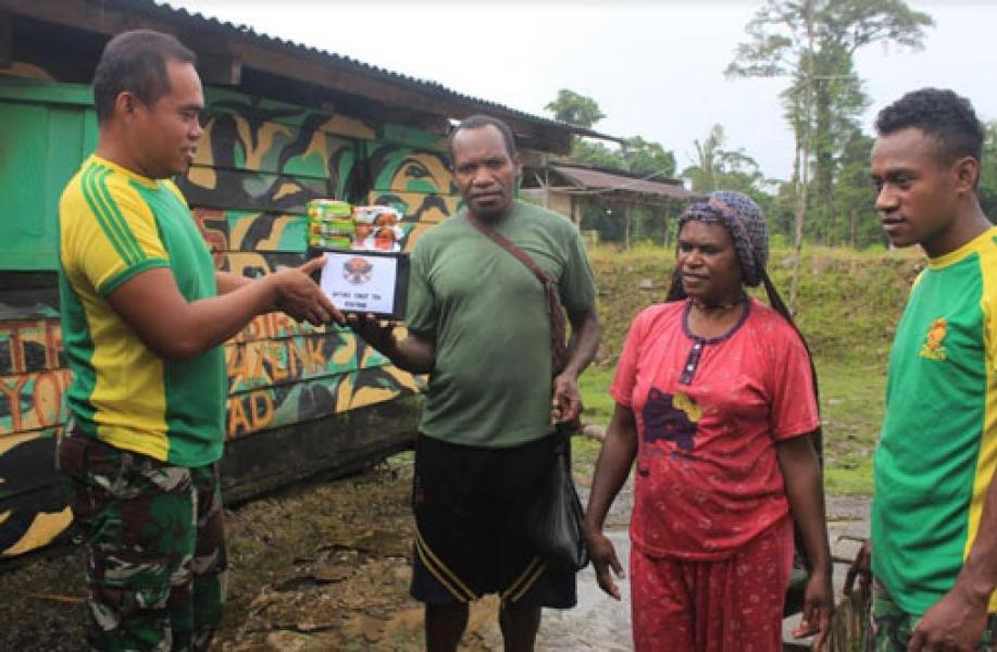 Hadapi Masa Sulit, Masyarakat Datangi Pos Satgas 754 Kostrad