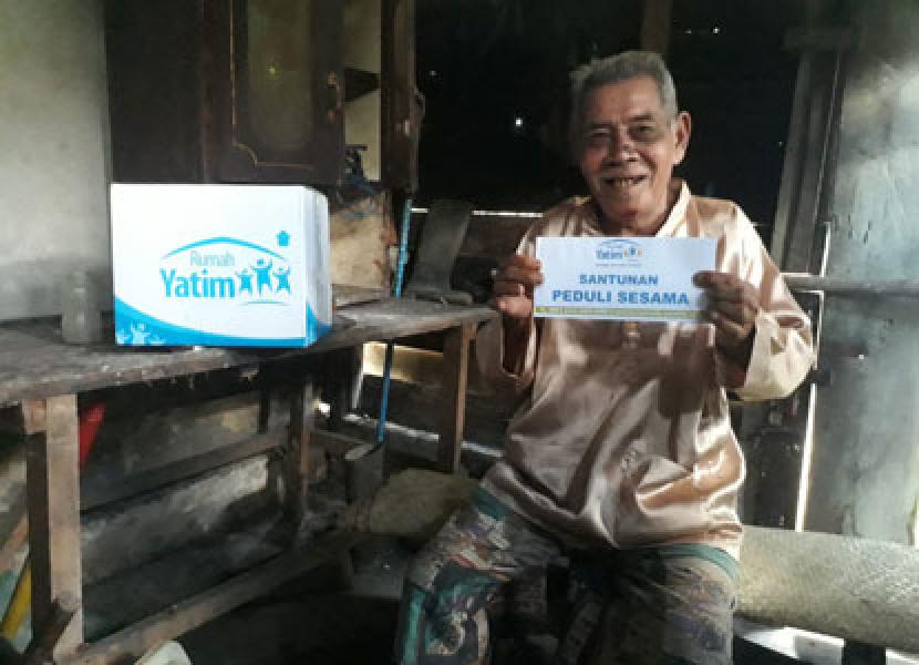 Hidup Sebatangkara, Nur Bahagia Terima Bantuan Rumah Yatim 