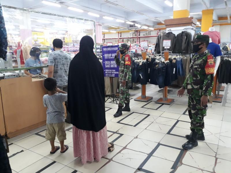 Himbau Warga Agar Memakai Masker, Babinsa Koramil 03/Bunut Bersosialisasi Kepada Pengunjung Ramayana