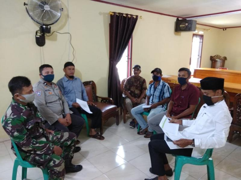 Jalin Silaturahmi, Babinsa Gelar Komsos Bersama Perangkat Desa Sungai Lipai