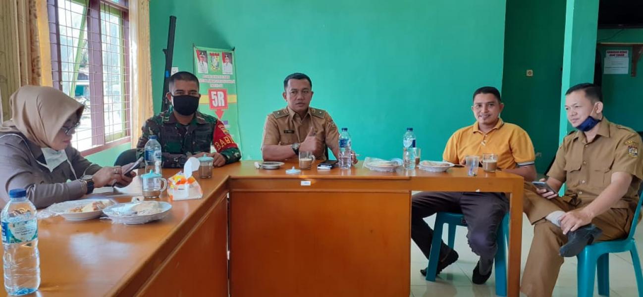 Jalin Silaturahmi, Babinsa Koramil 05/Kampar Kiri Gelar Komsos Bersama Perangkat Desa Mayang Pongkai