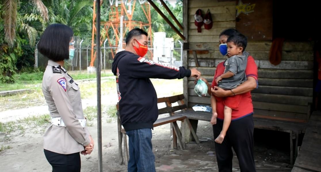 Jelang Hari Raya Idul Adha Polresta Pekanbaru Gandeng Komunitas Motor, Berbagi di Kelurahan Sri Meranti