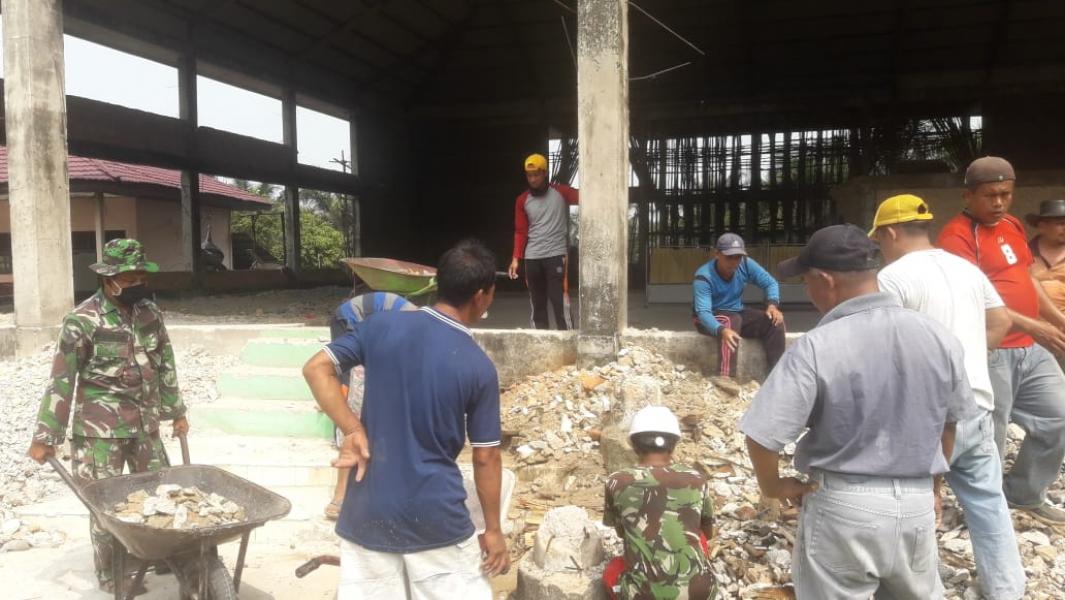 Jumat Bersih Babinsa Koramil 06/SH Bantu Masyarakat Goyong Royong di Masjid