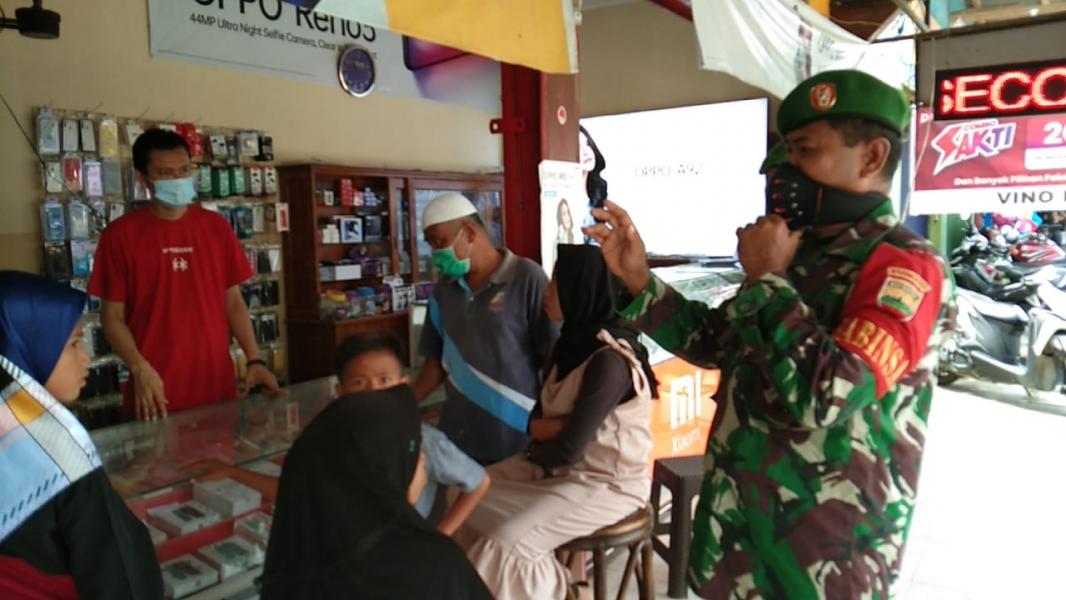 Koramil 05/KK Lakukan Penegakan Disiplin Protokol Kesehatan Dipertokoan Lipat Kain