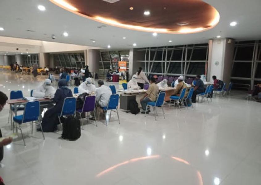 Mendapat Pengawalan TNI, 93 WNI Tiba di Bandara Juanda, Satu Masih Balita