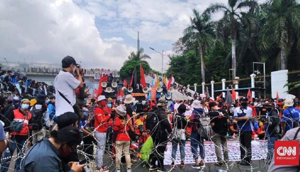 Pekik Massa Aksi Tolak Omnibus Law di DPR: Rezim Anti-rakyat