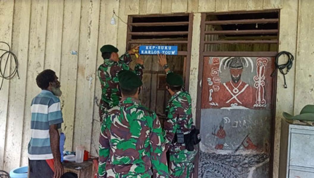 Percantik Rumah Masyarakat, Satgas 754 Kostrad Berikan Papan Nama di Setiap Rumah