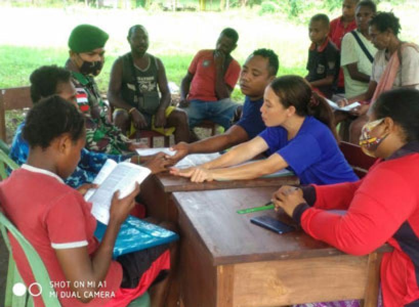 Personel Satgas Pamtas RI-PNG Yonif 125 Dampingi Guru Saat Pendaftaran Siswa Baru