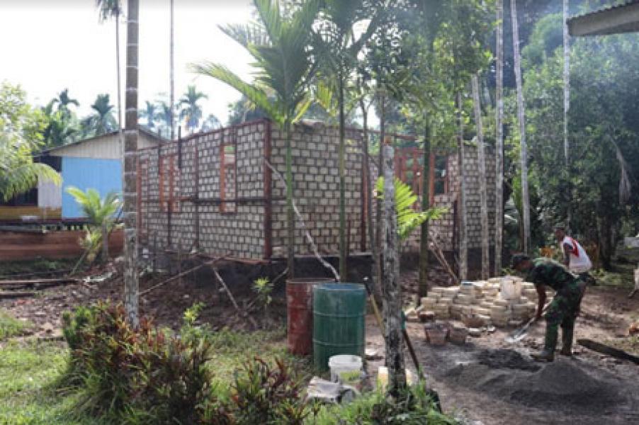 Personel TMMD ke-108 Kodim Yawa Percepat Pembangunan 13 Unit Rumah untuk Warga