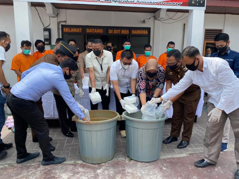 Polda Riau Musnahkan Barang Bukti 18 Kg Sabu Hasil Pengungkapan Jaringan Internasional