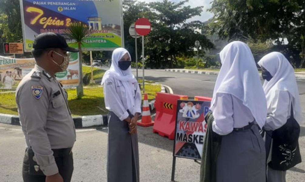 Polisi dan Dishub Siak Lakukan Pengawasan dan Penertipan Wajib Masker dan Helm