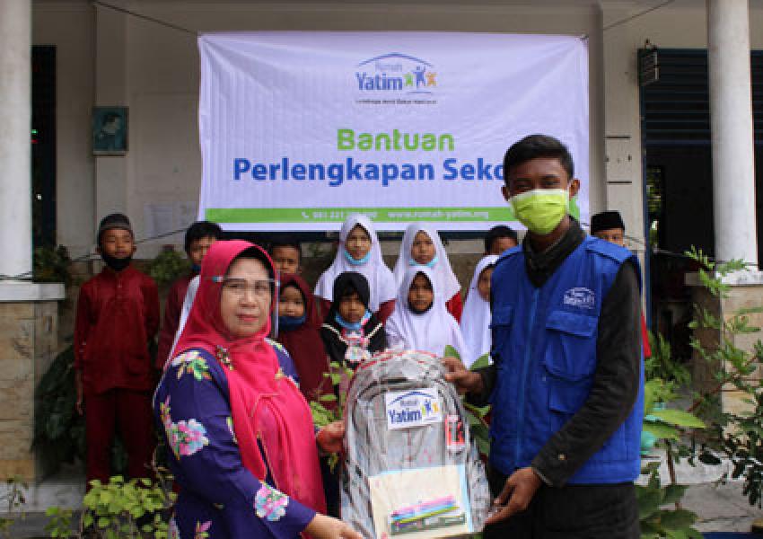 Puluhan Yatim Dan Dhuafa Di Pekanbaru Terharu Terima Perlengkapan Sekolah