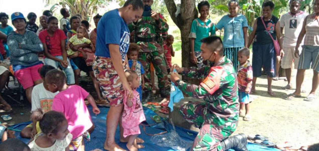 Satgas Pamtas Yonif 125/Simbisa Bagikan Pakaian Layak Pakai