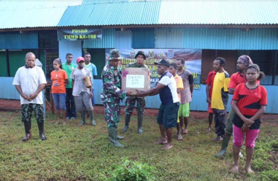 Satgas TMMD 108 Kodim Yawa Bagikan Pakaian Layak Pakai Untuk Warga