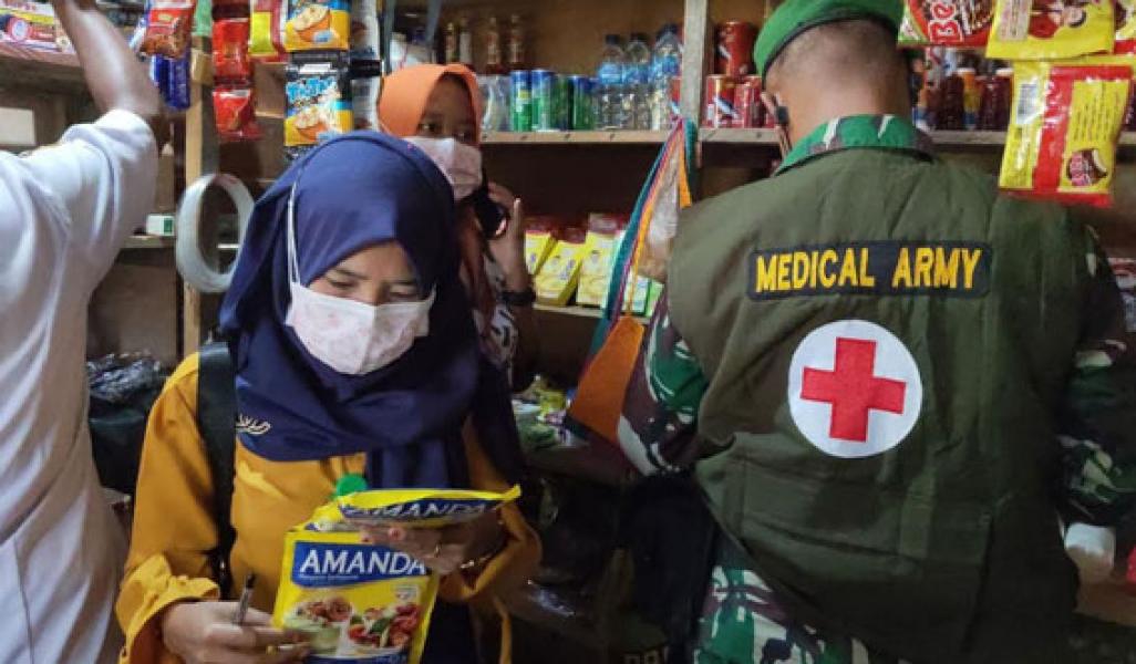 Satgas Yonif 125 Dampingi Puskesmas Gelar Sidak Rumah Makan dan Kios