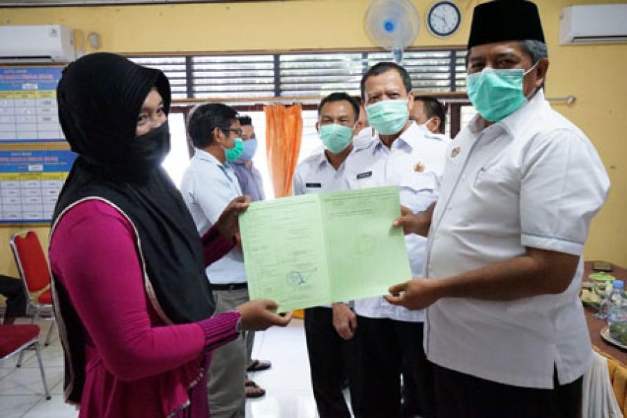 Serahkan 1.281 Sertifikat PTSL, ini Pesan Bupati Kepada Masyarakat