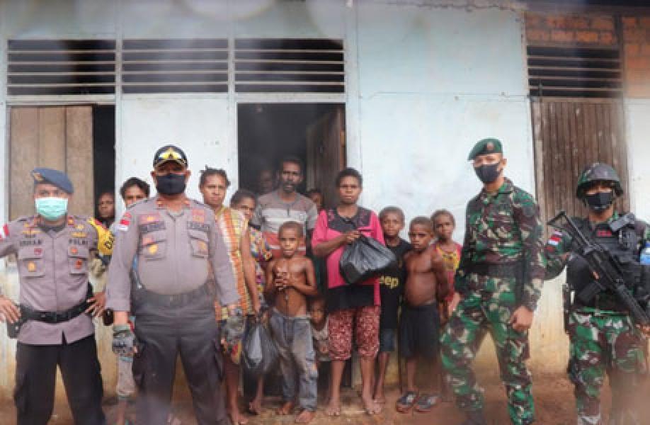 Sinergitas TNI-Polri Laksanakan Bakti Sosial di Tengah Pandemi Covid-19