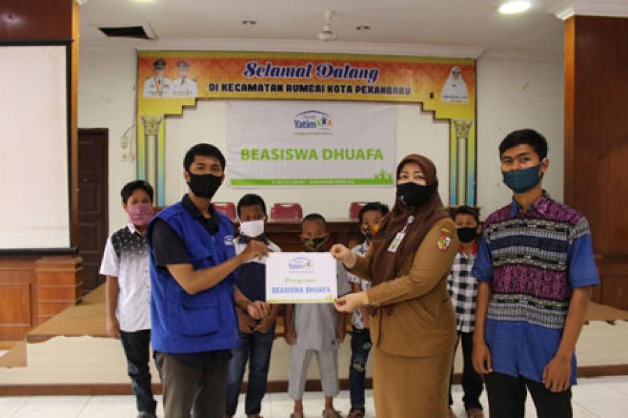 Tak Mampu Beli Kuota Untuk Belajar Daring, Rumah Yatim Bagikan Beasiswa Dhuafa