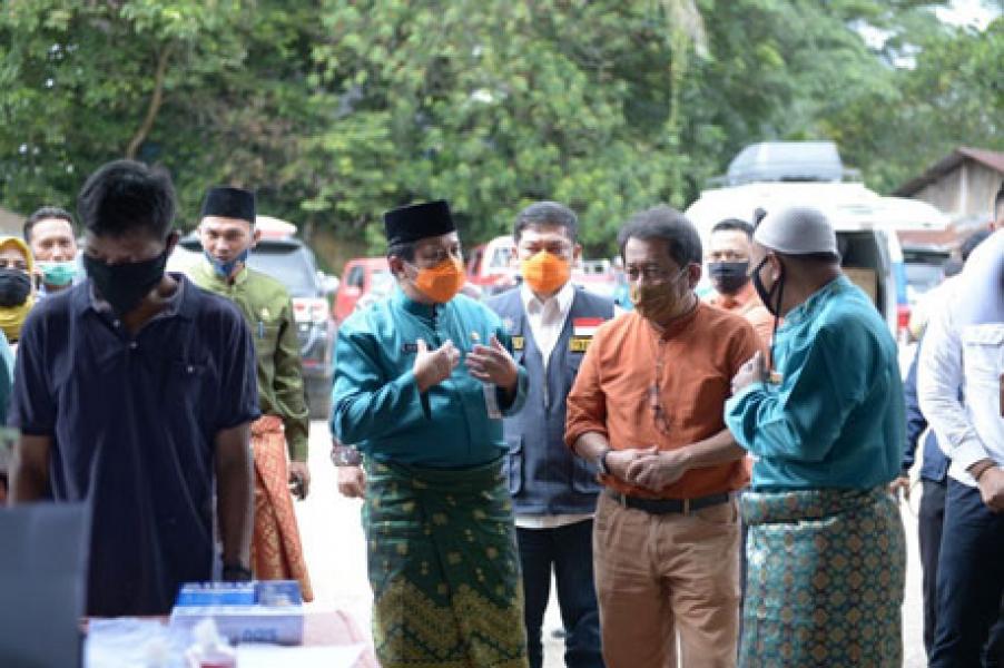 Tim Gugus Tugas Provinsi Riau Tinjau Swab Massal di Pasar Baru Ujungbatu Rohul