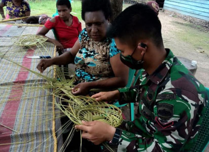 Tingkatkan Keterampilan, Satgas Yonif 125 Ajarkan Warga Sota Buat Kerajinan Tangan Anyaman Lidi