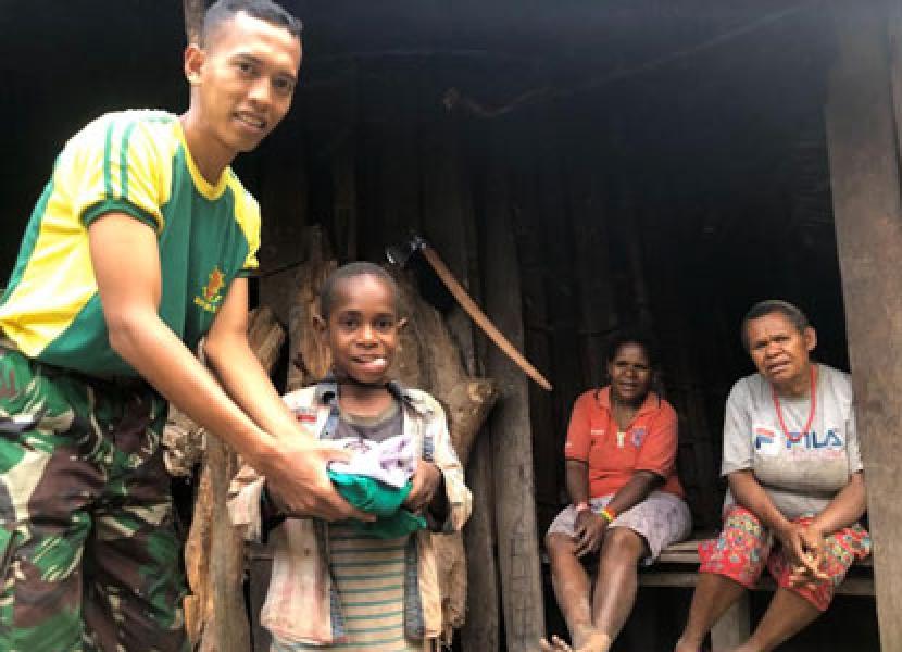Tumbuhkan Semangat Belajar, Prajurit Yonif 754 Bagikan Seragam Sekolah di Tsinga