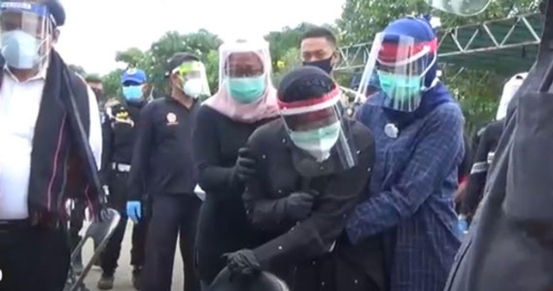 Wali Kota Risma Menangis Histeris saat Hadiri Pemakaman Kepala DP5A Surabaya