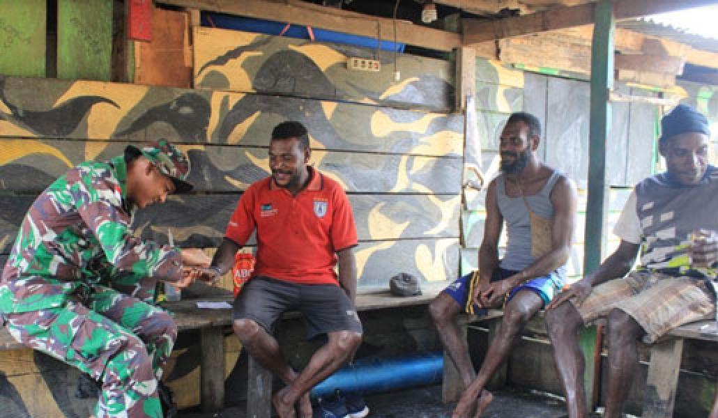 Wujud Kepercayaan Masyarakat Aparuka Untuk Berobat di Pos Satgas 754 Kostrad