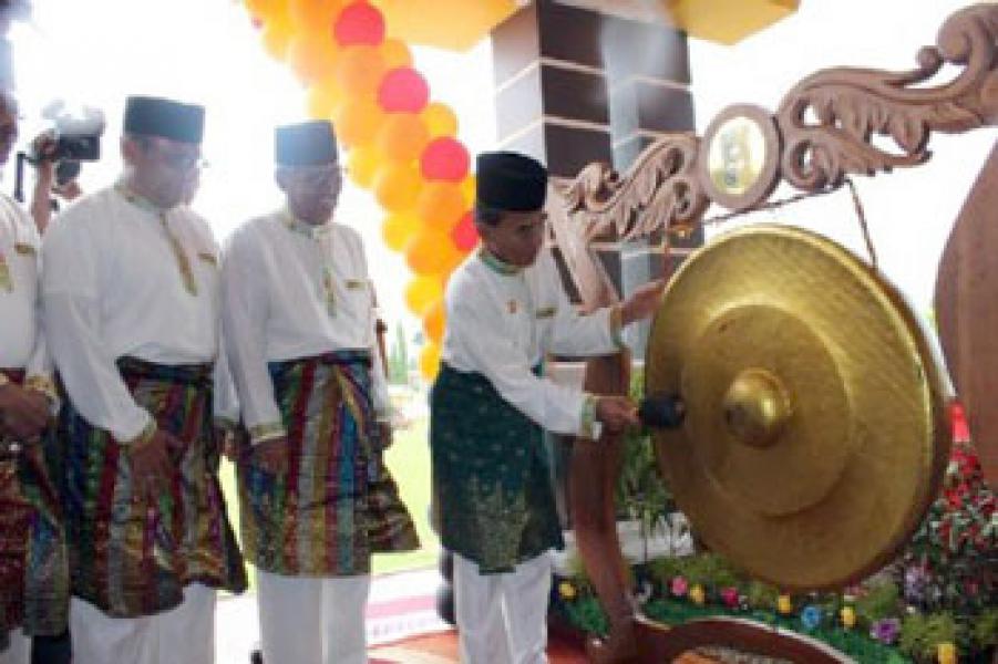 Annas Janji Bantu Hadiah Bagi Para Juara Iven Pacu Jalur