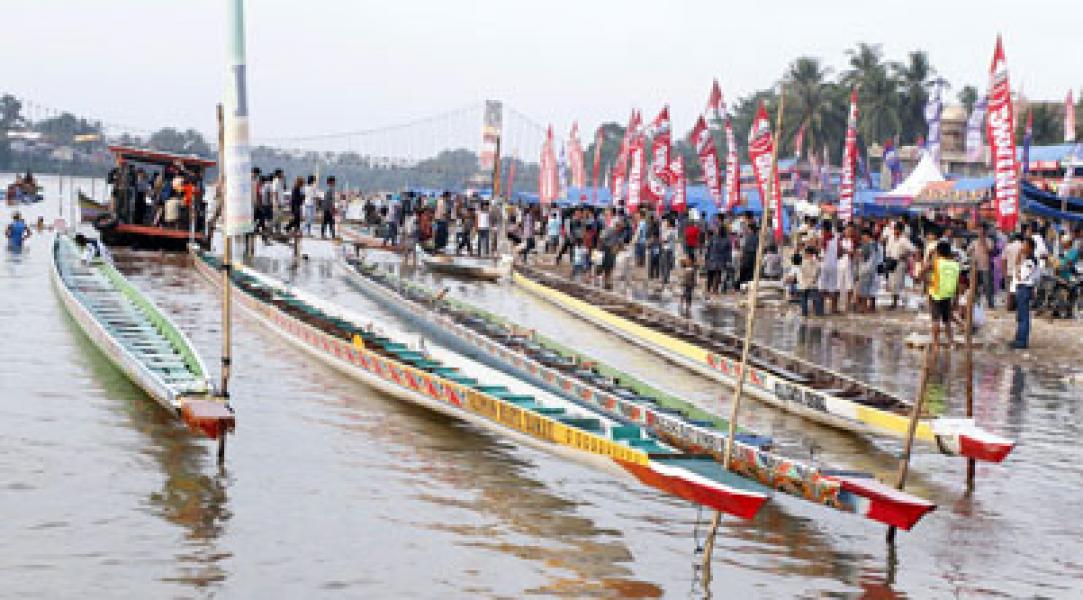 Atlet Rohil Ambil Bagian Pacu Jalur Teluk Kuantan 2014