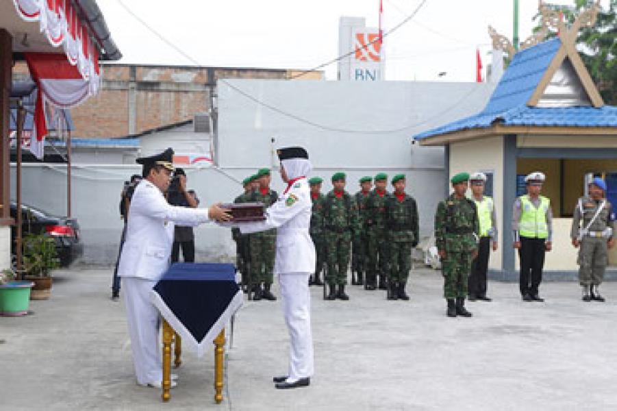 Bupati Terharu Serahkan Bendera Duplikat Sang Merah Putih