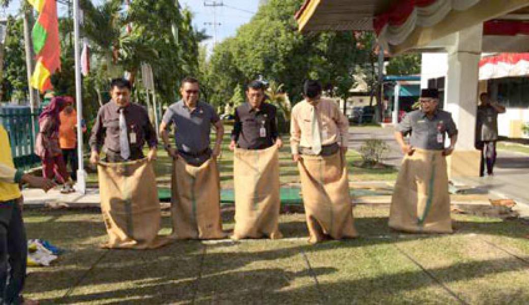 Kaban Kesbangpolinmas Riau Juara I Lomba Pacu Karung