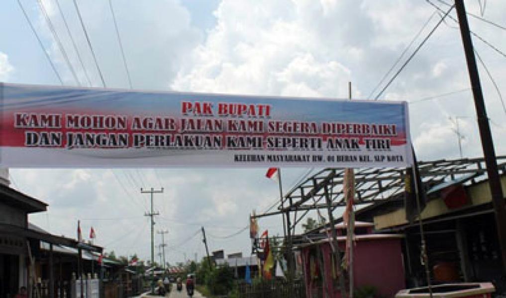 Keluhkan Jalan Rusak, Masyarakat Bentangkan Spanduk