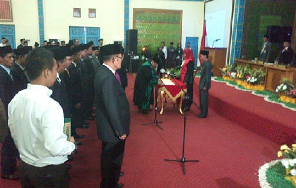 Kepala PN Pelalawan Ambil Sumpah Jabatan 35 Anggota DPRD Baru