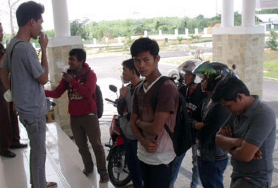 Ketua DPRD Kampar Disebut Tak Konsisten, BK Mandul  