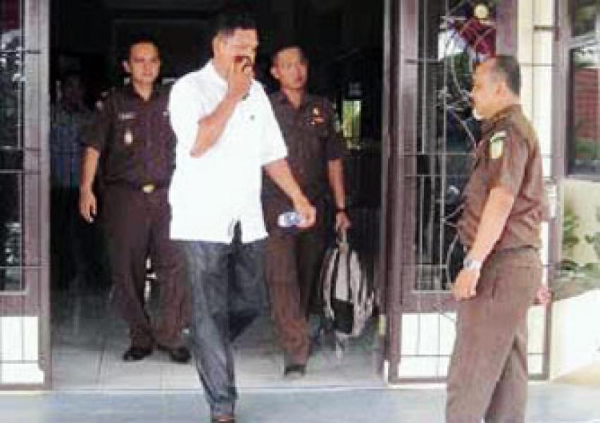 Mantan Kepsek SMKN 1 Kuala Cinaku Akhirnya `Ditahan`