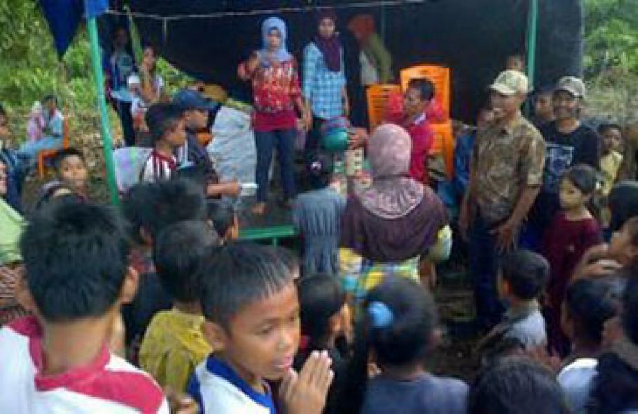 Masyarakat Desa Mekong Gelar Perlombaan di Pinggir Laut