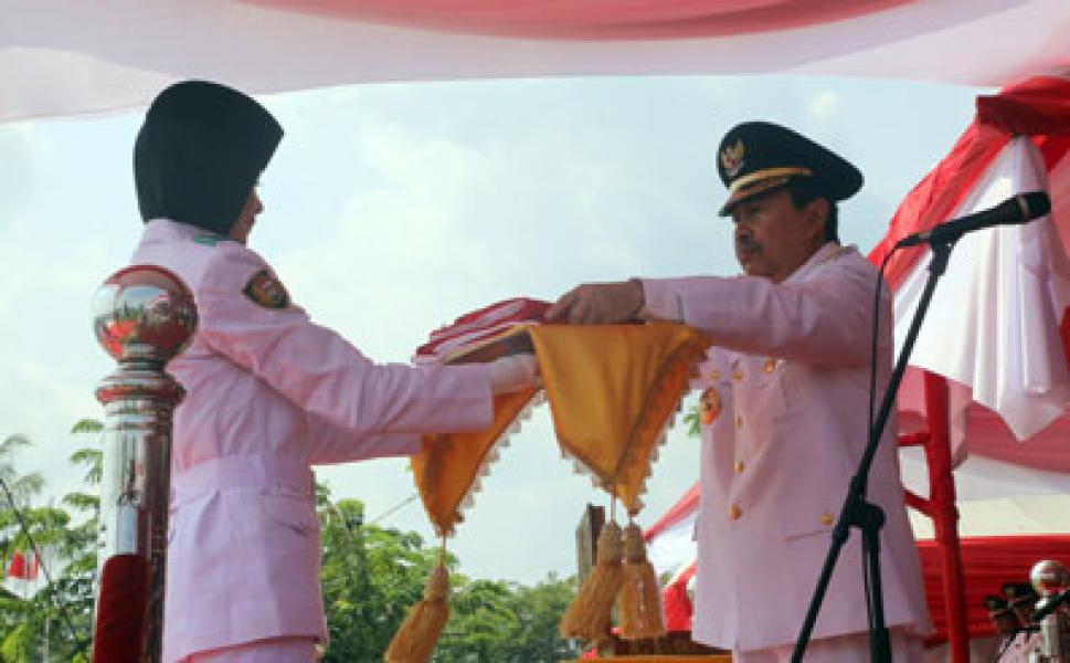 Pengibaran Bendara di Tugu Istana Siak
