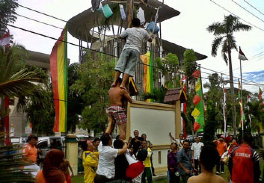 Peserta Panjat Pinang Kesbangpolinmas Riau Rebut Hadiah Rp5 Juta
