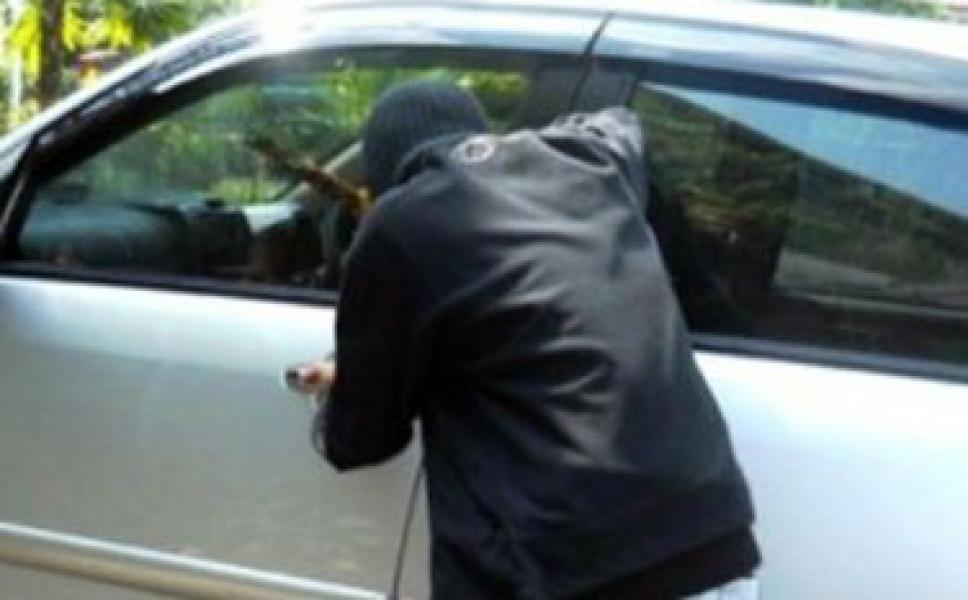 Saat Ganti Ban Mobil, Uang Rp 70 Juta Raib